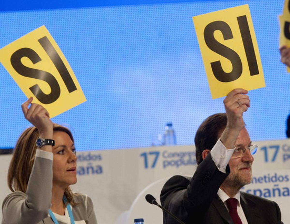 Cospedal i Rajoy emeten un vot positiu durant la jornada d’obertura del Congrés del PP, a Sevilla. Cospedal i Rajoy emeten un vot positiu durant la jornada d’obertura del Congrés del PP, a Sevilla.