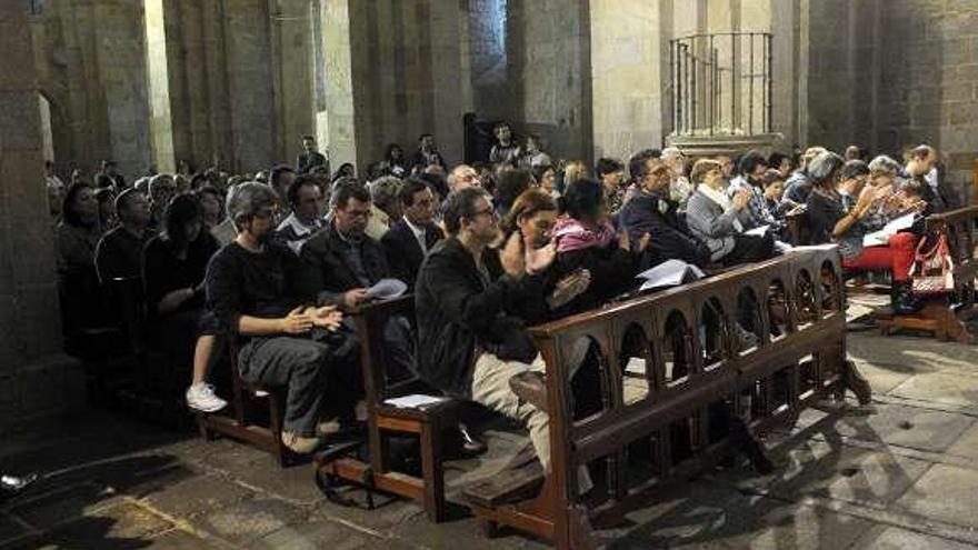 El concierto de Gothic Voices fue en la iglesia del monasterio de Armenteira y congregó a numeroso público, que llenó los bancos del templo. // Noé Parga