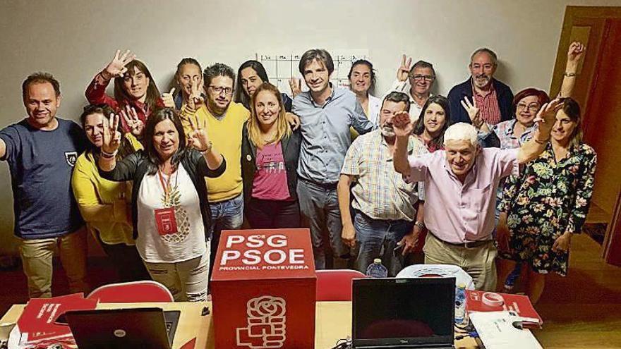 Marta Freire, centro, y Julio Martínez (primero iz.), en la sede. // S.Á.