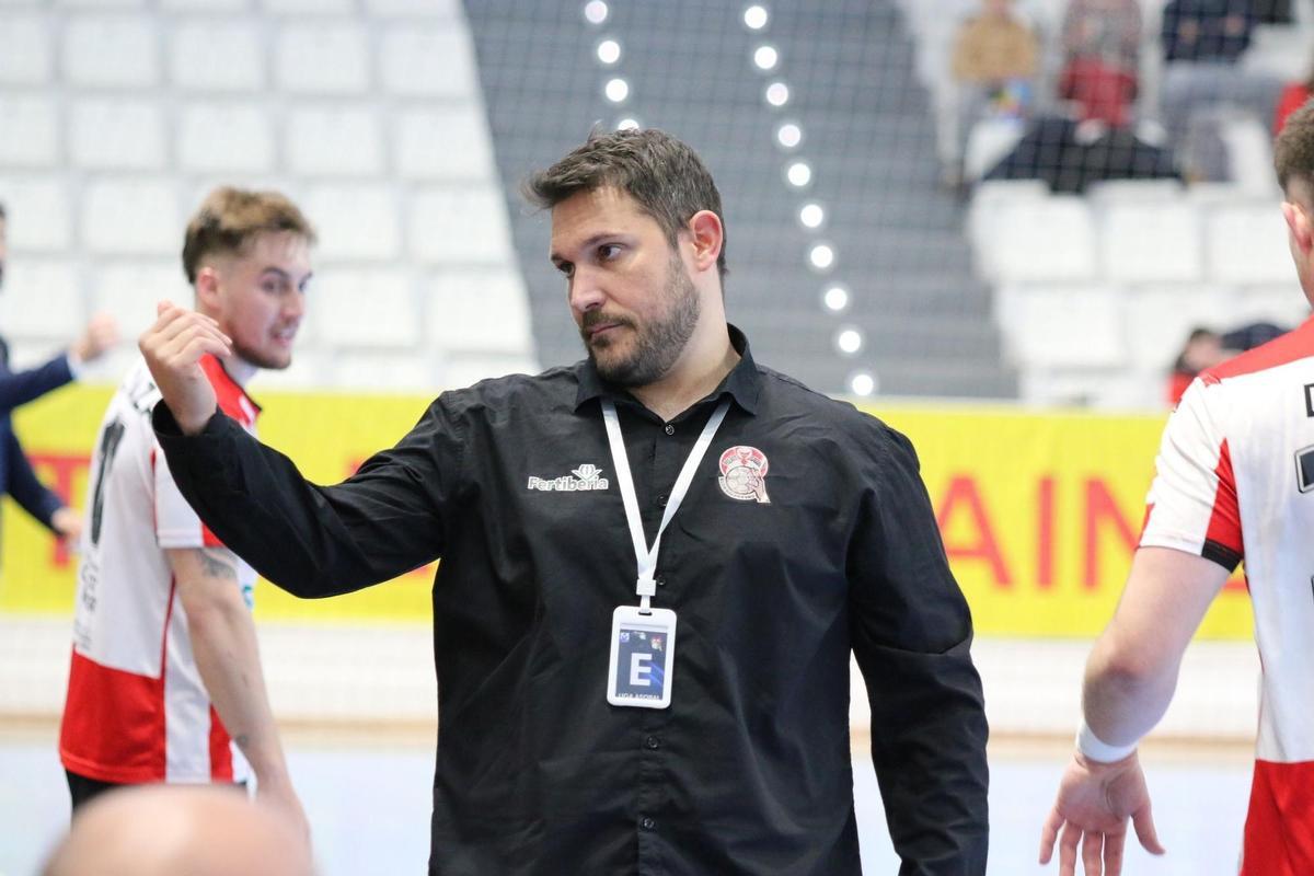 El entrenador del Fertiberia Balonmano Puerto Sagunto, Toni Malla