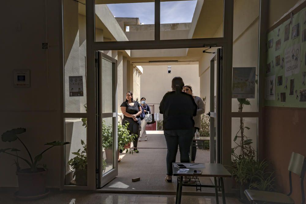 El colegio Anselm Turmeda entrega material escolar y alimentos a las familias de sus alumnos