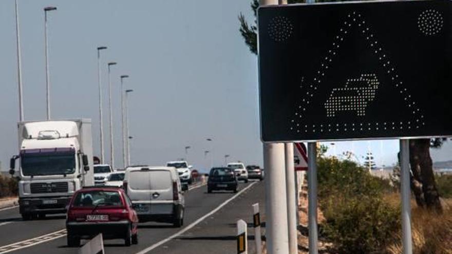 Imagen del tráfico en la Nacional 332 en Torrevieja, también con retenciones este mes de enero.