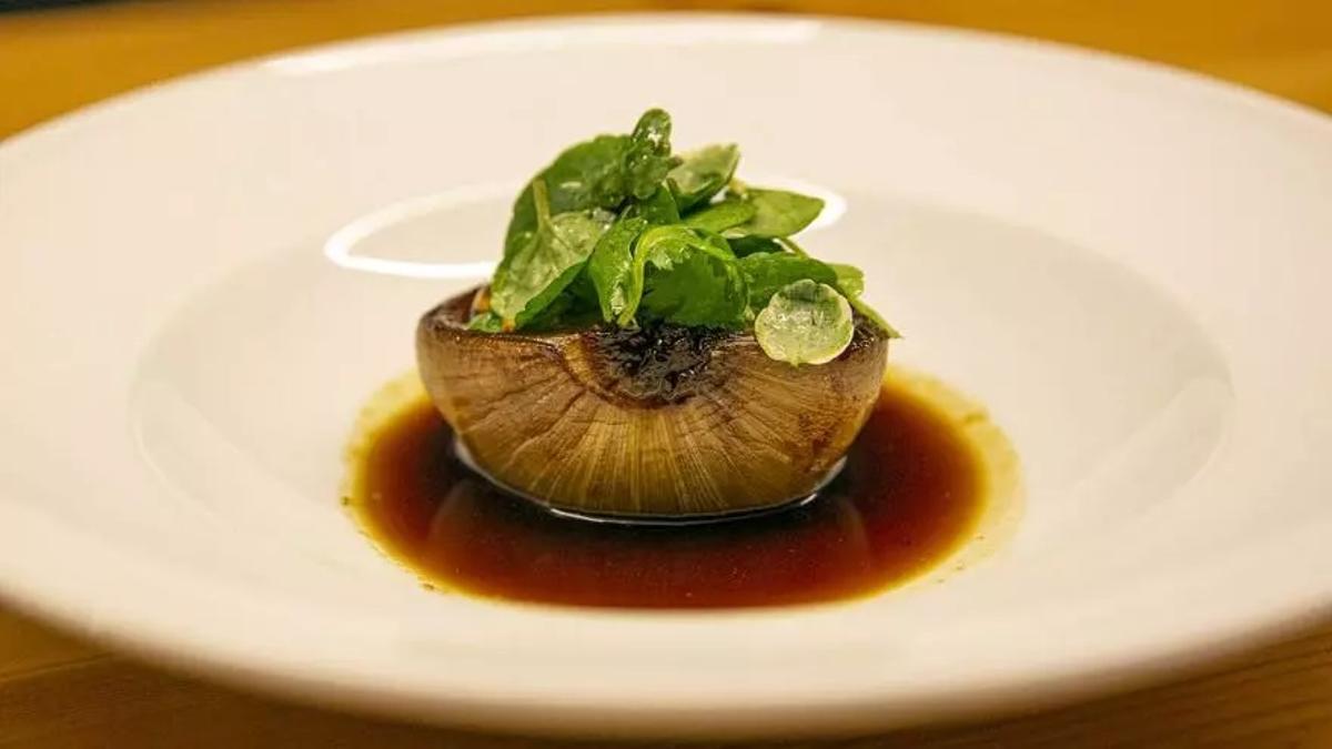 Cebolla con 'praliné' de avellana y 'garum' de erizo de Cal Mut.