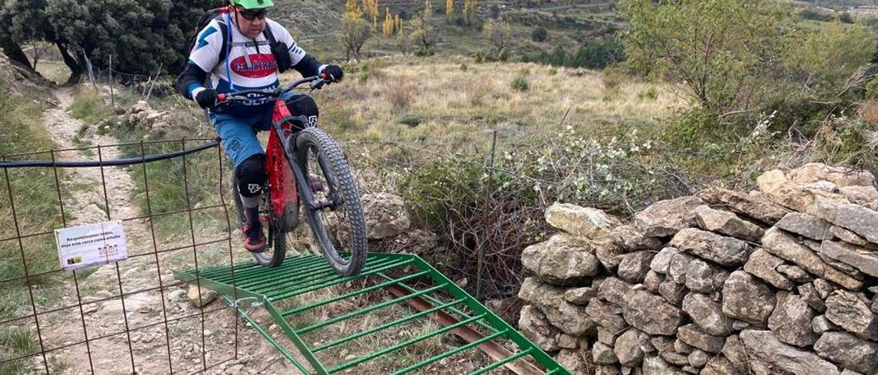 El club ciclista de Morella instaló cancelas para el ganado accesibles en bici y a pie.