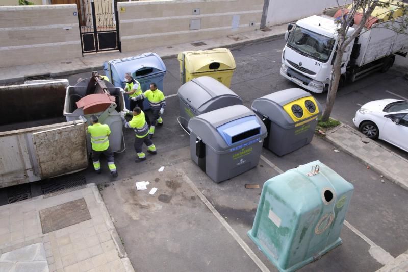 Limpieza contenedores en Santa Cruz sustitución de viejos por nuevos  | 16/03/2020 | Fotógrafo: Delia Padrón