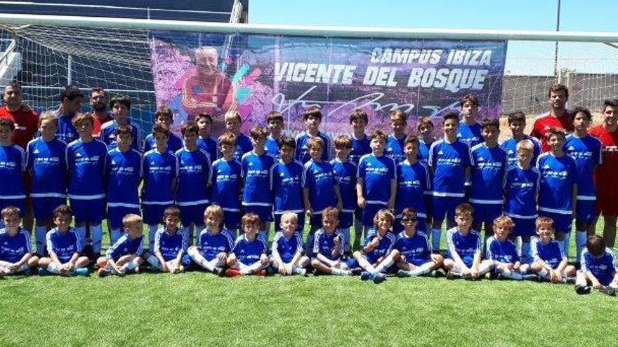 Los alumnos y los monitores del campus Vicente del Bosque posan para Diario de Ibiza en el estadio de Can Misses, nuevo centro de operaciones para la edición de este año.