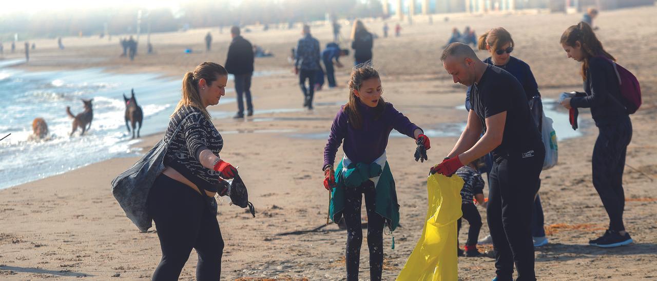 Las playas valencianas acumulan de media 665 plásticos por cada 100 metros