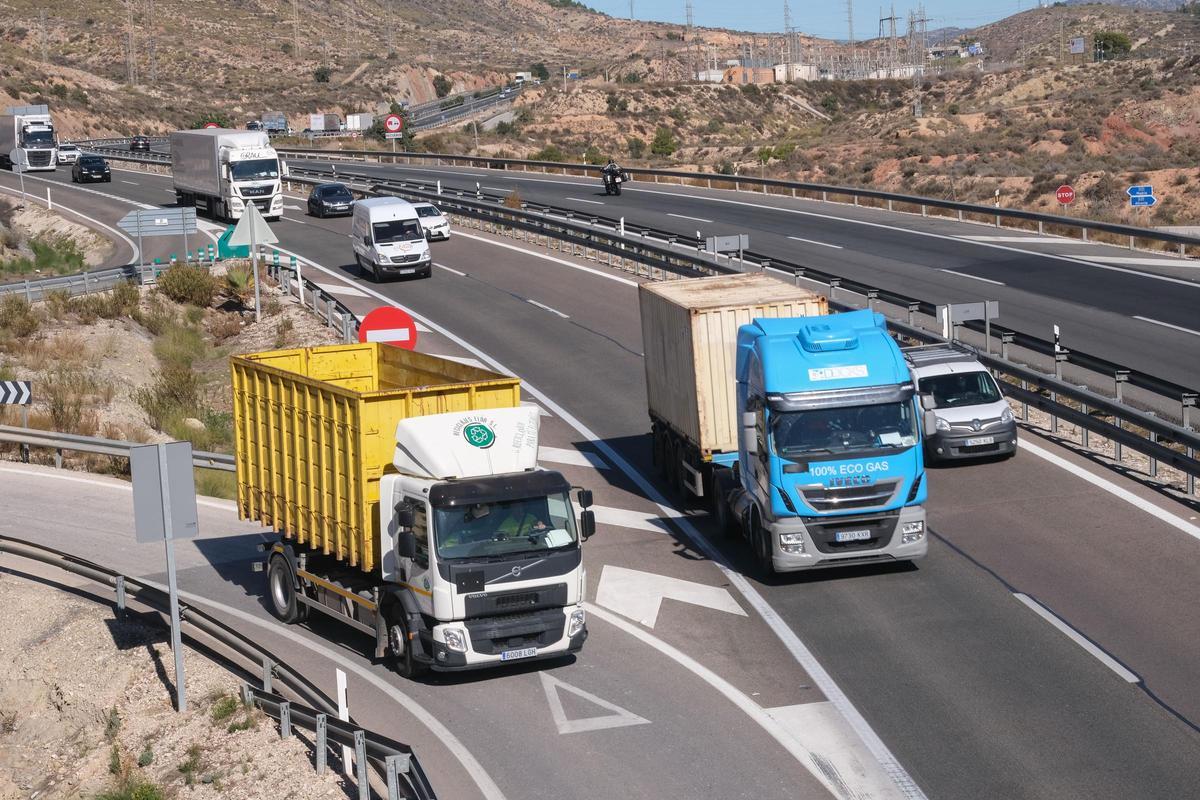 Camiones de mercancías desplazándose por autovía.