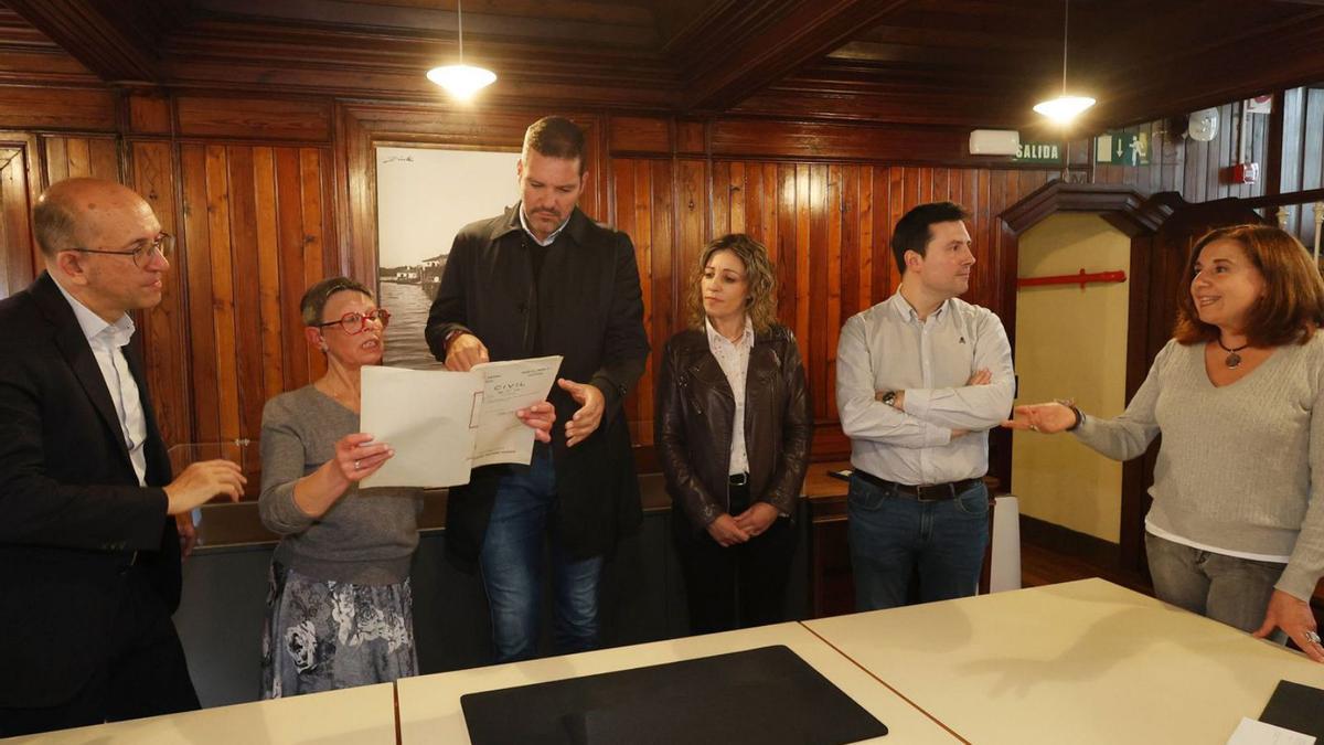 José López Campos presencia el certificado junto a la dirección del Archivo Histórico.