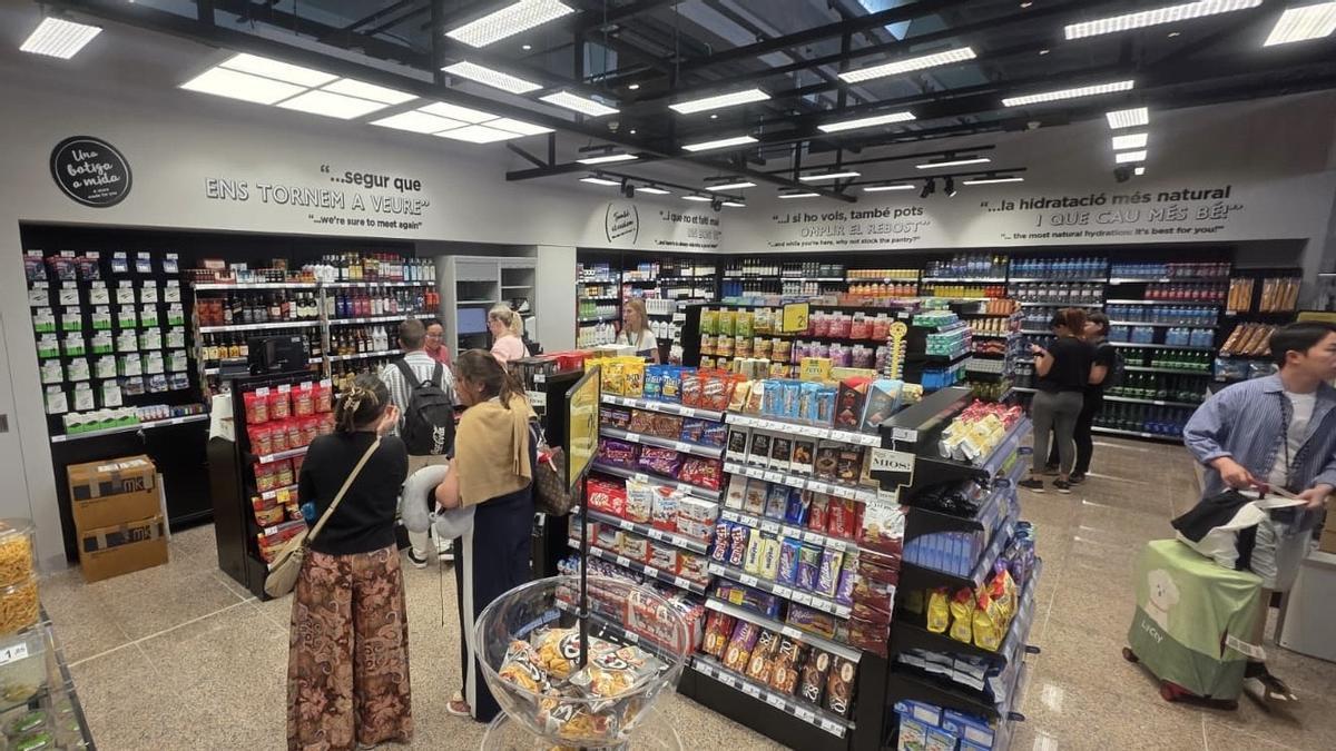 Interior de la tienda de Carrefour en el aeropuerto de Barcelona-El Prat, este fin de semana.