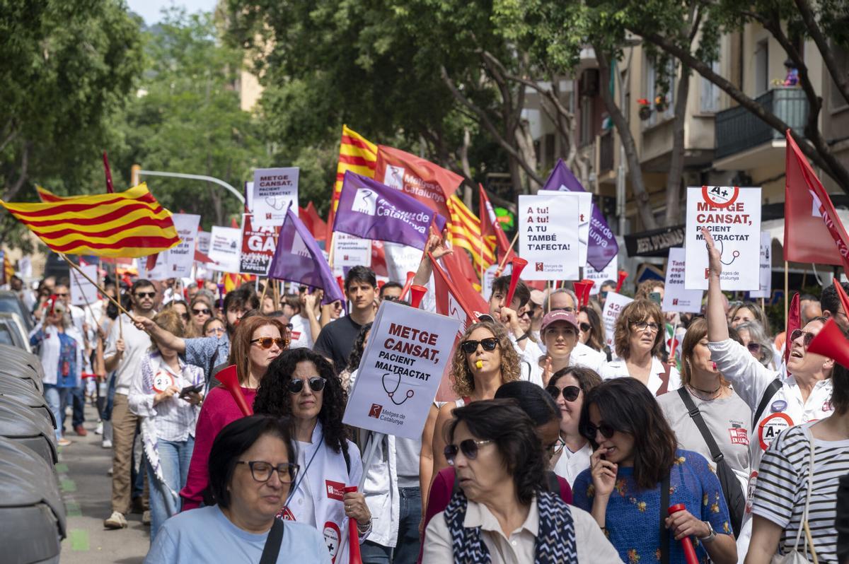 Barcelona. 27.04.2026. Sociedad. Profesionales de la Sanidad, organizada por Metges de Catalunya, se manifiesta por una mejora de sus condiciones laborales y la necesidad de un ‘conveni mèdic’. Fotografía de Jordi Cotrina