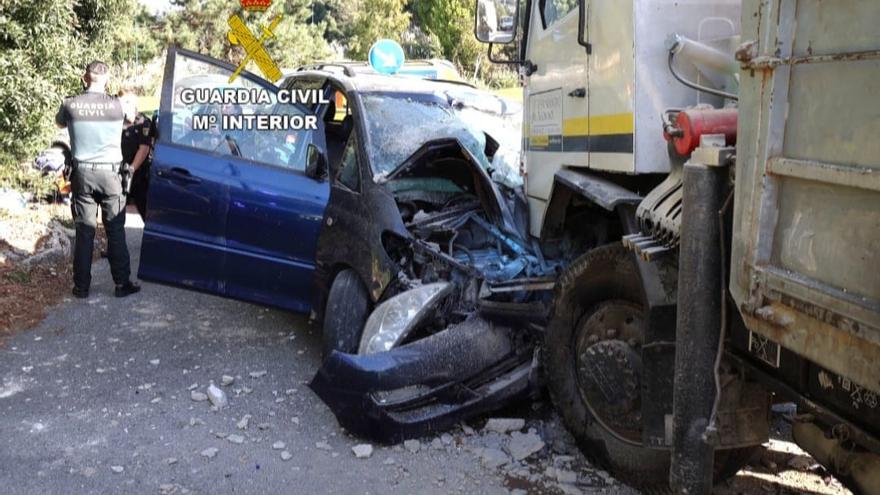 El monovolumen y el camión tras el accidente ante la presencia de varios agentes.