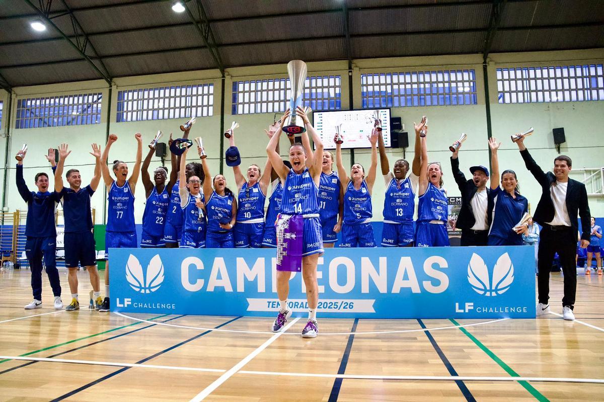 Maria España levanta la copa de campeonas de liga junto con sus compañeras.