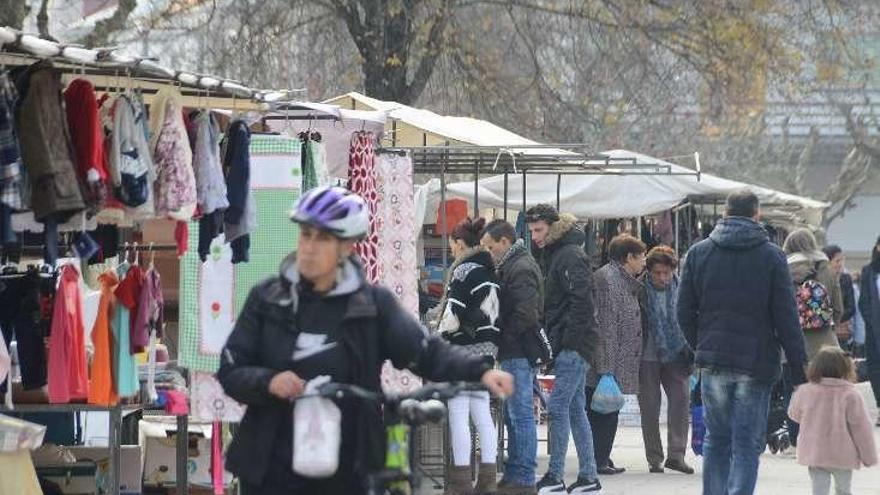 El mercadillo de ayer, en la alameda moañesa. // G.N.