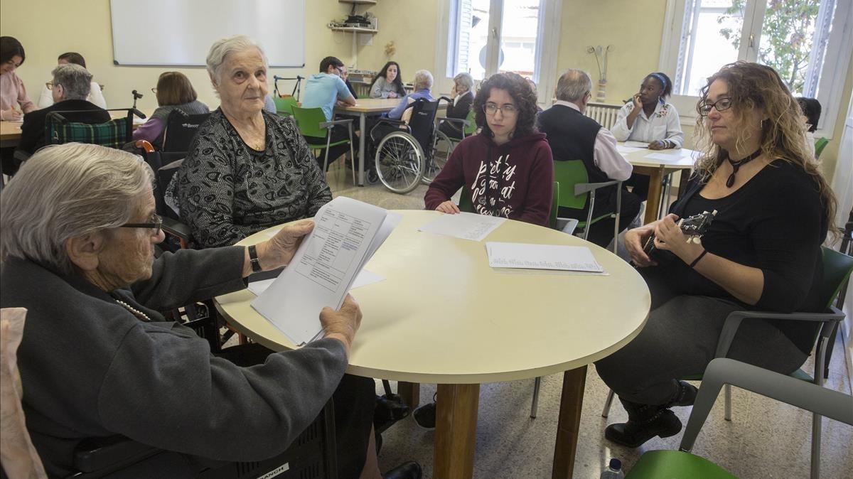 Abuelos y abuelas de la residencia Sant Josep de Cassà de la Selva enseñan canciones tradicionales a los estudiantes