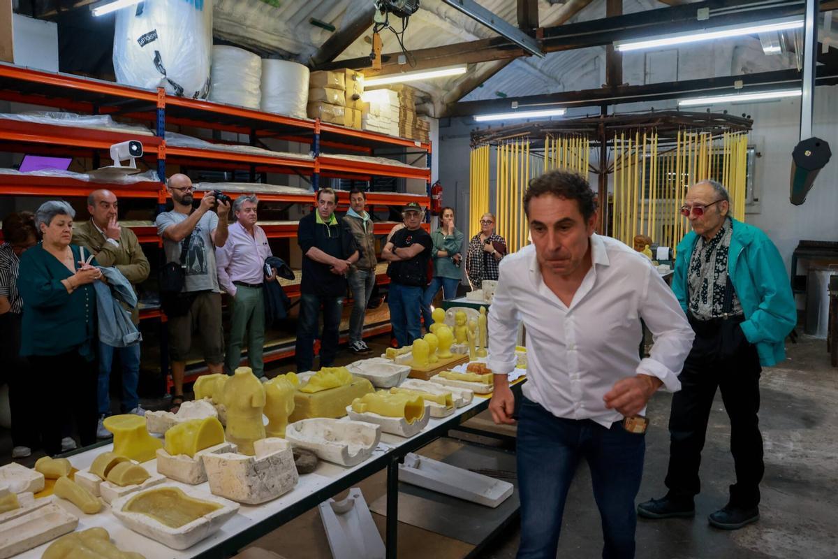 El taller en el que Antoni Miralda presentó su «Romería Update», fusionando su arte con los moldes de exvootos de la histórica Cerería Diéguez, en Pontecesures.