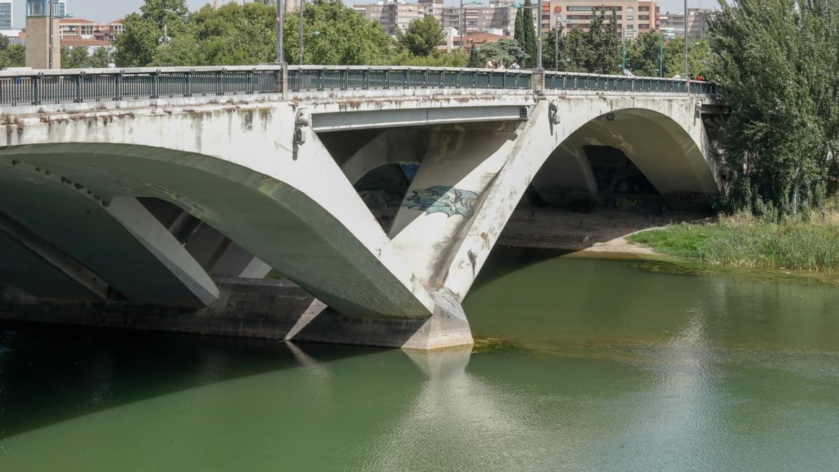 El bajo caudal del río Ebro a su paso por Zaragoza, esta semana.