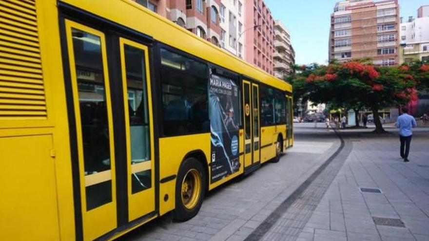 Guaguas Municipales vuelve a circular con sus vehículos por la calle Galicia.