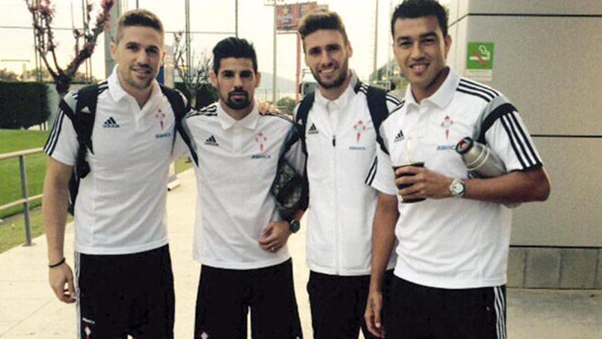 Fontás, Nolito, Sergi Gómez y Cabral, ayer tras el entrenamiento en Barcelona. // FdV