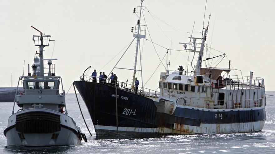 El pesquero White Sands, cuando fue apresado en 2004 // Efe