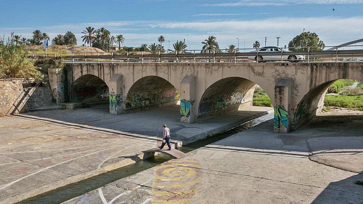 El puente de Barrachina, lugar desde donde partirá el nuevo trazado hasta El Hondo. | ANTONIO AMORÓS