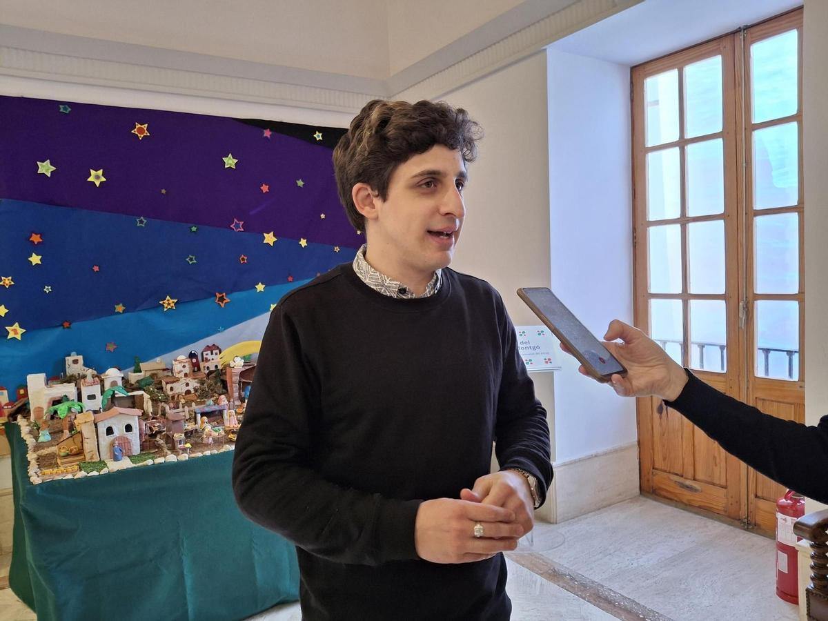 El joven actor, este mediodía en el Ayuntamiento de Dénia /