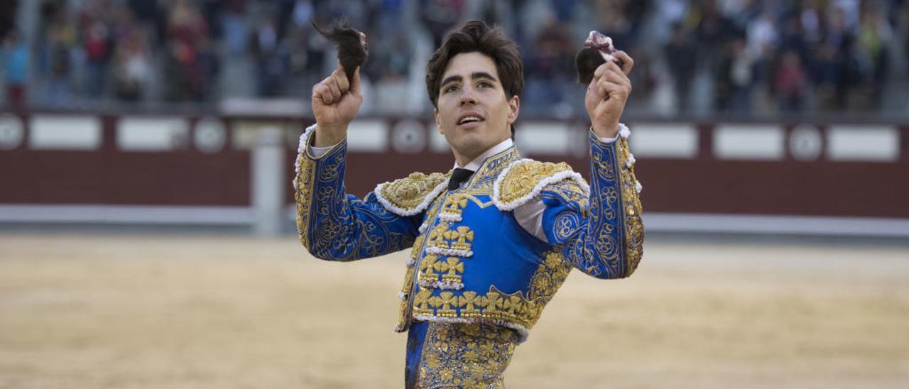 Álvaro Lorenzo pasea las dos orejas que le abrieron la puerta grande de Las Ventas en Madrid esta temporada.