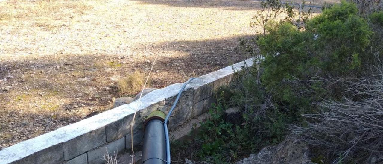 Uno de los cables colocados junto a la tubería del agua.