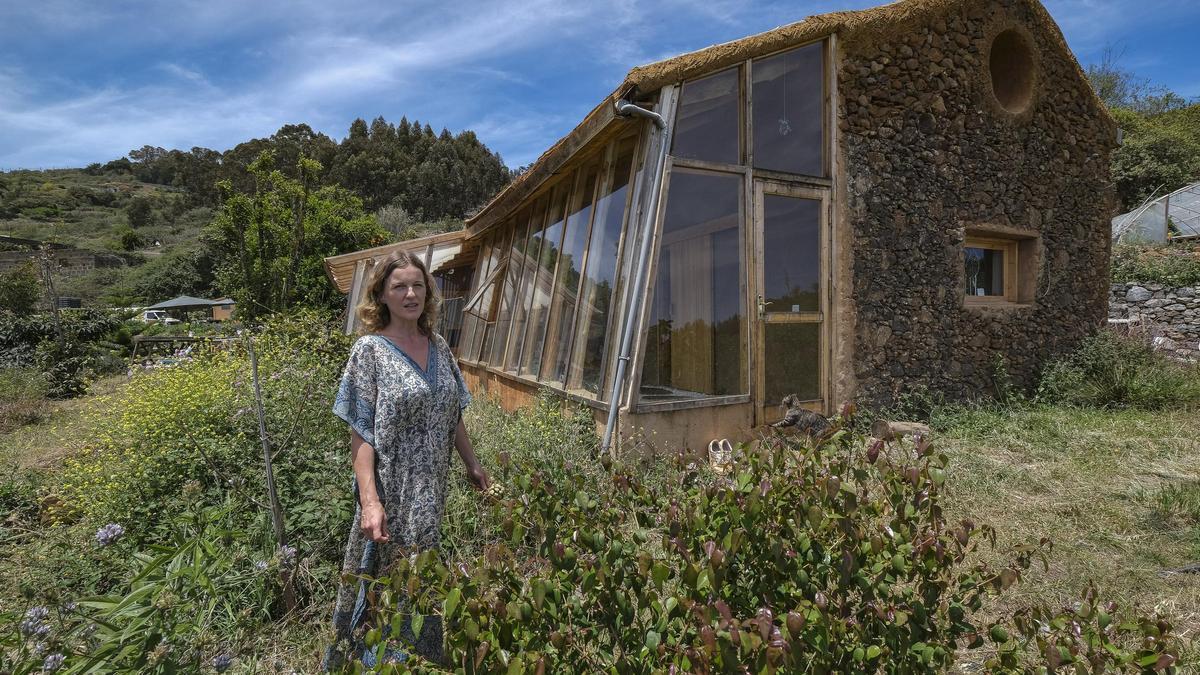 Ágata Szyplinska, junto a la vivienda reconstruida en la Finca La Fuente, en Cuevas del Monte, en las medianías de Guía.