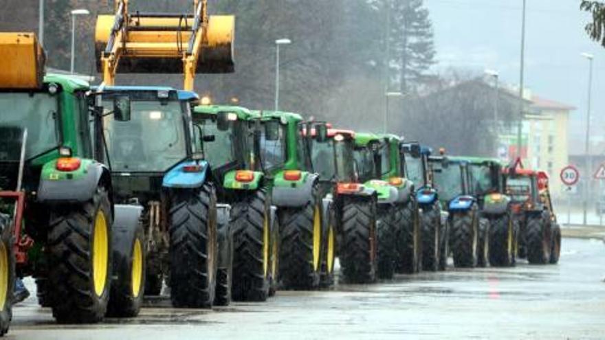 Imatge dels tractors a punt de tallar la carretera a Ripoll, ahir.