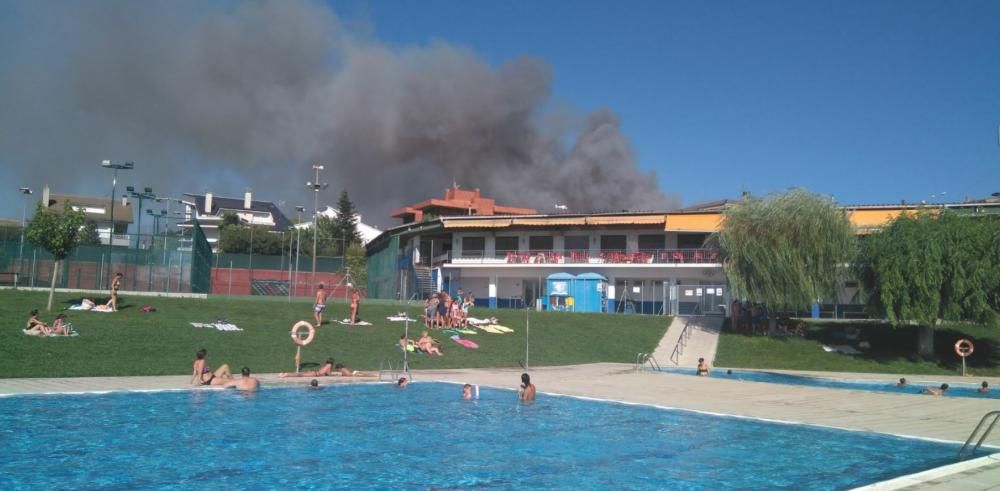 Foto de la columna de fum de l'incendi de Navarcles.