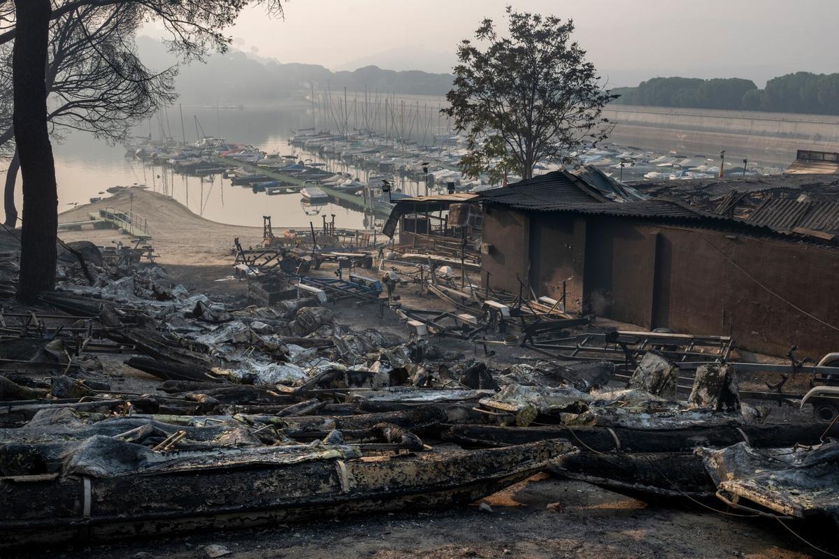 Barcos de recreo y remolques quemados en un puerto deportivo en el embalse de San Juan después de un incendio forestal en Pelayos de la Presa, comunidad de Madrid, España, el miércoles 29 de julio de 2026.