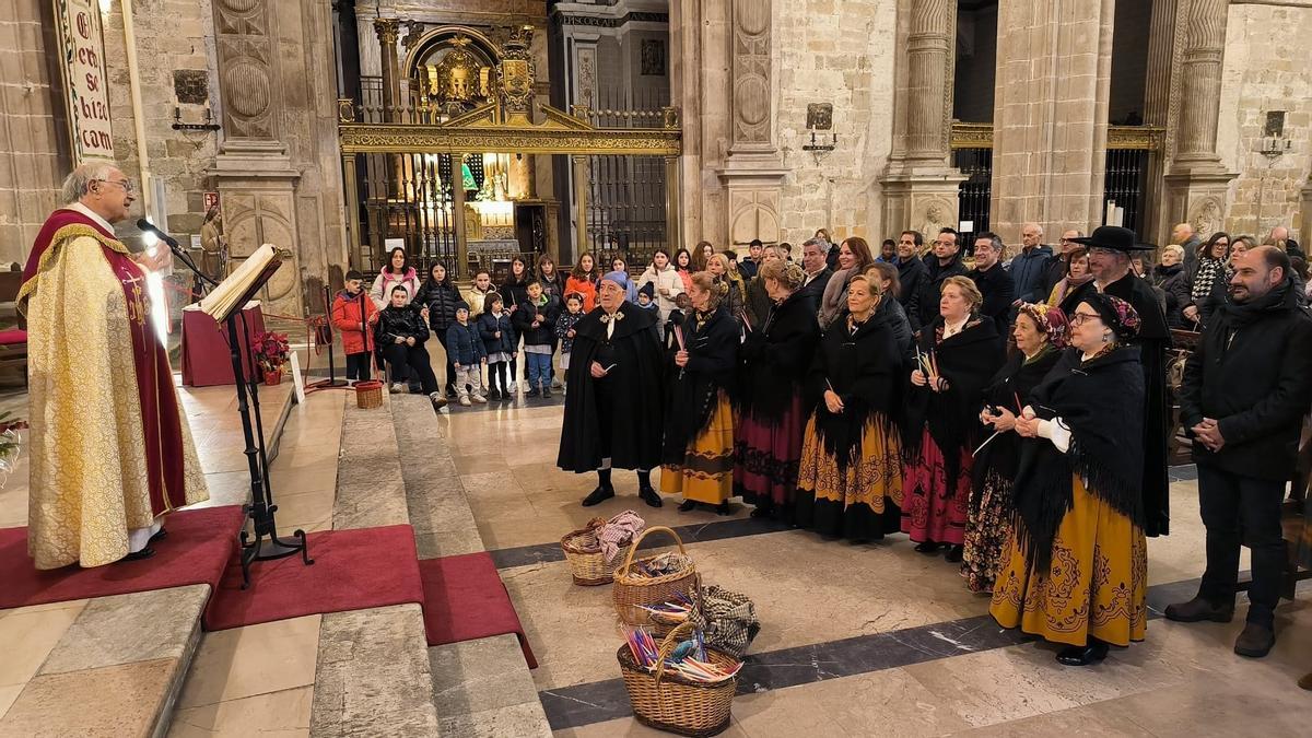 Bendición de velas en la catedral de Barbastro.