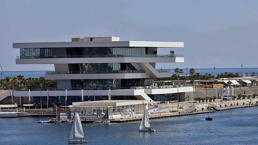 El edificio Veles e Vents, visto desde el Moll de Ponent del puerto.