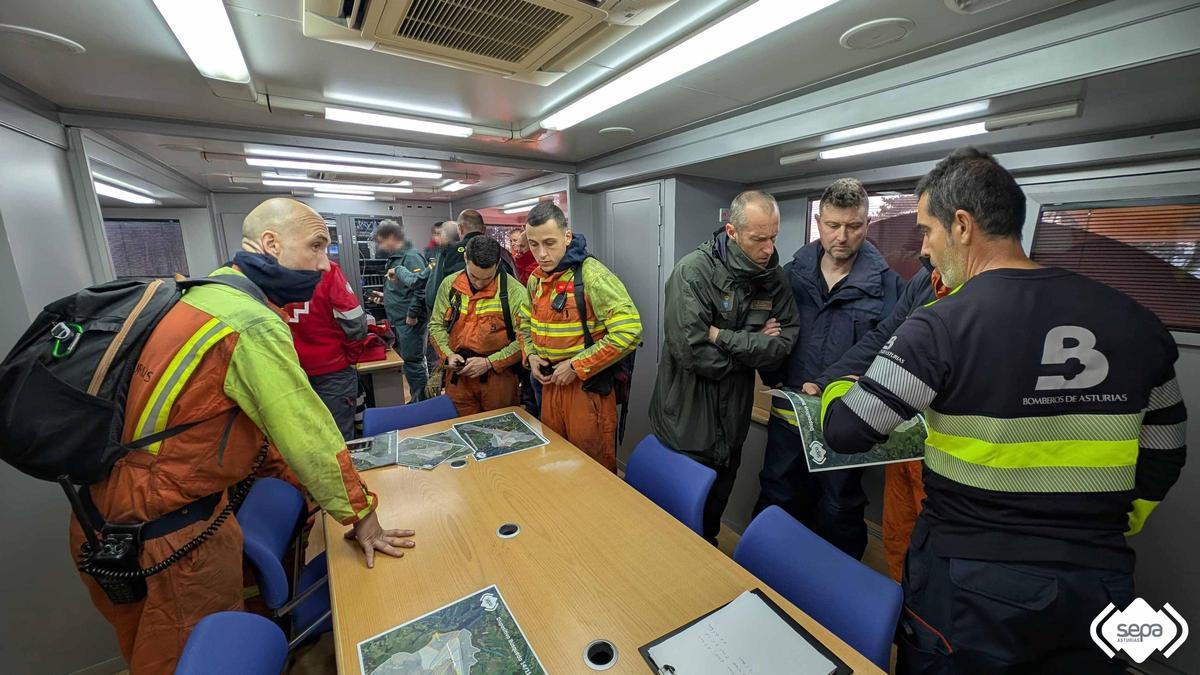 Los efectivos de rastreo organizan el trabajo a primera hora de este viernes