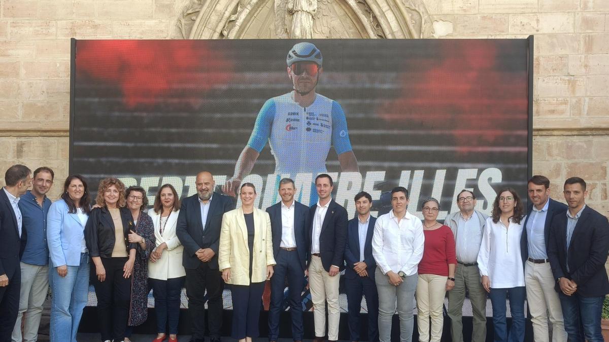 Bernat Xamena en el centro junto a miembros de la asociación balear de ELA y a las autoridades