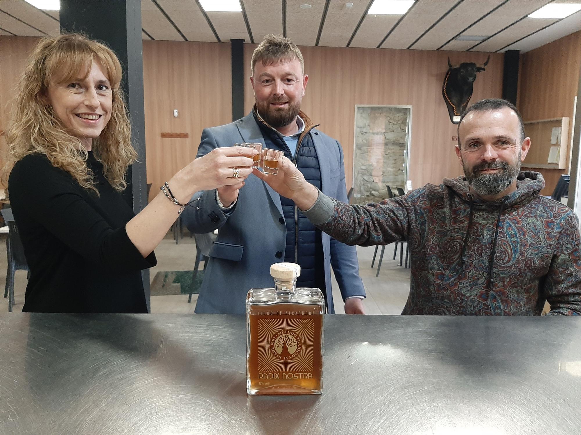 Los tres emprendedores brindan con un vaso del innovador licor.