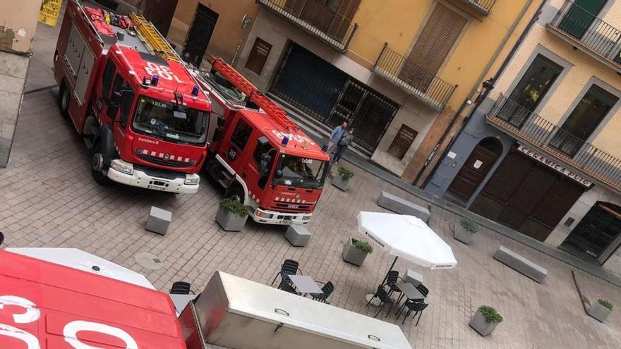 Bombers a la plaça de Sant Pere, a prop del lloc de l&#039;esfondrament.