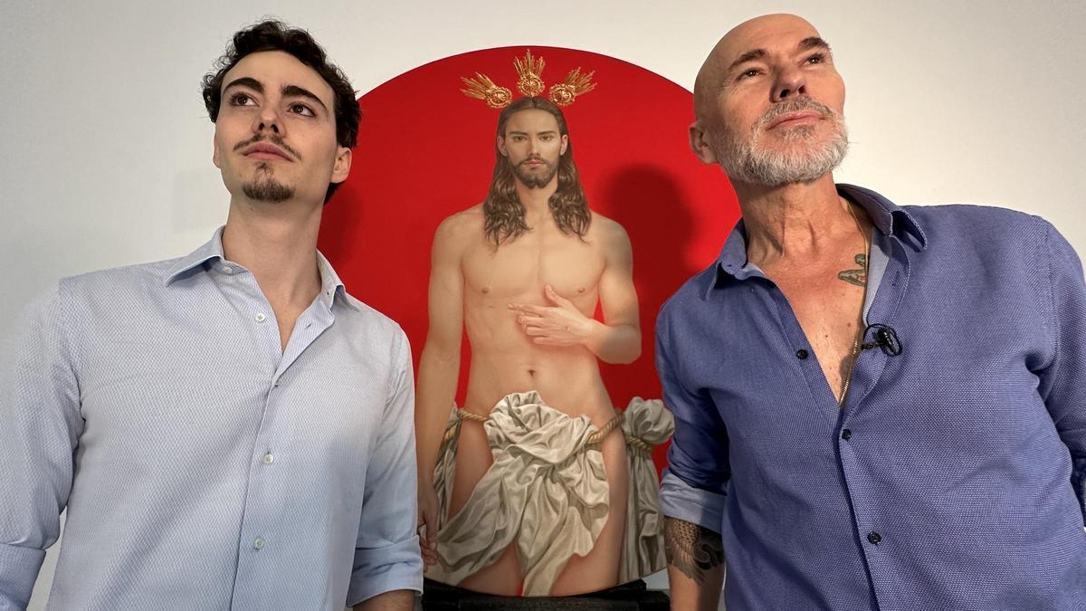 Salustiano García (derecha), con su hijo Horacio, que ha ejercido de modelo para su controvertido cartel de la Semana Santa de Sevilla 2024