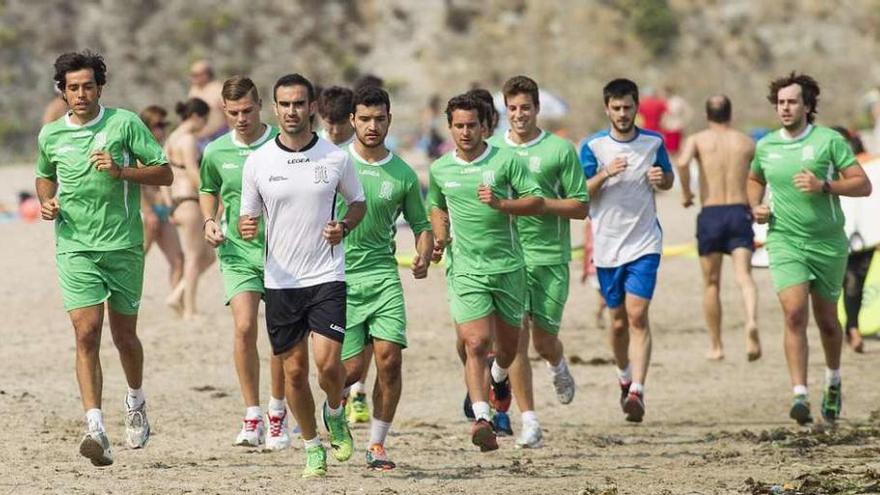 Junto con Damián Meijueiro, el grupo corre por la playa de Bastiagueiro.