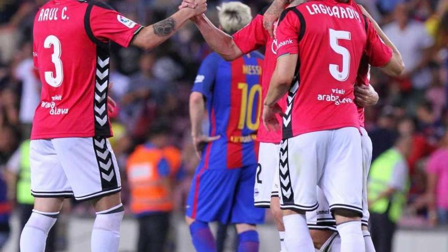 El coruñés Raúl García, a la izquierda, festeja con varios compañeros del Alavés la victoria en el Camp Nou.