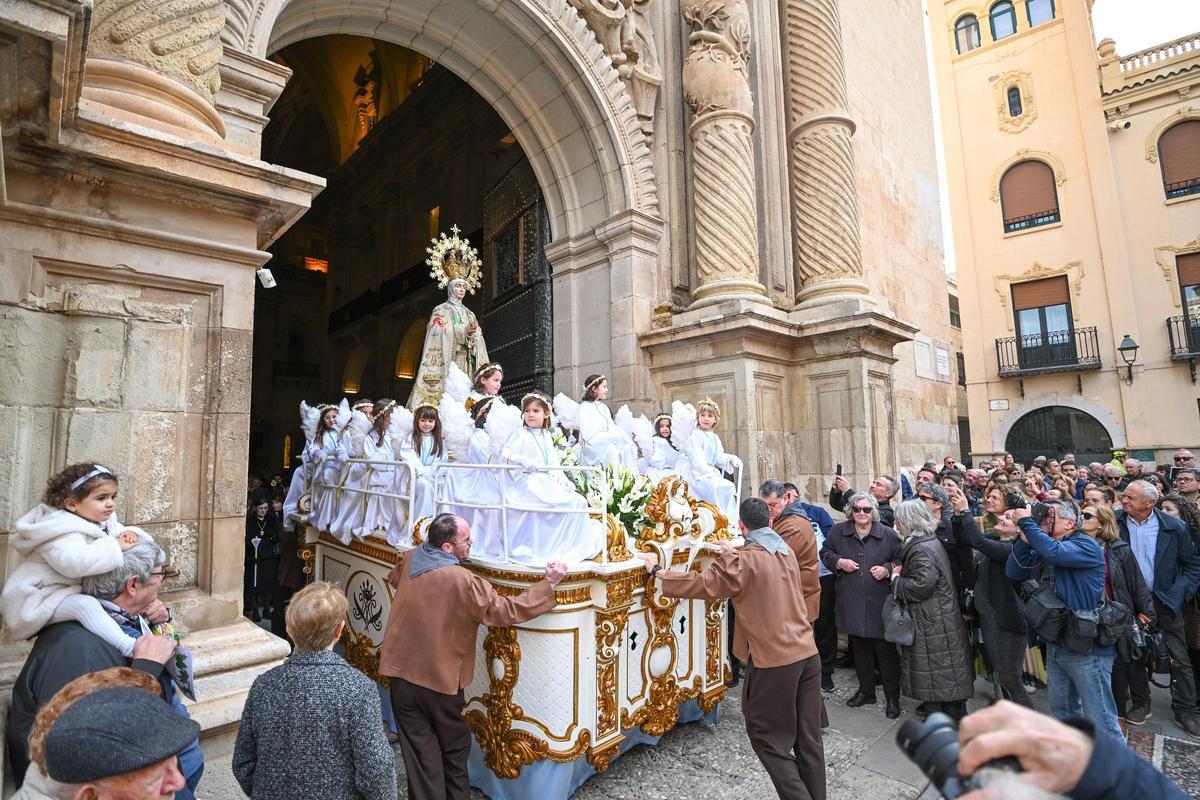 La procesión de la patrona de Elche en el 'Trono dels Angelets', en imágenes