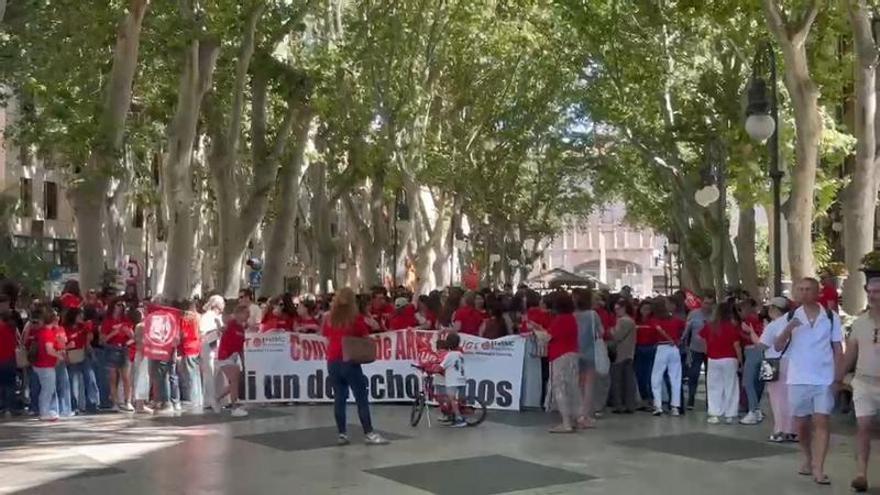 El vídeo de la protesta en Palma de trabajadores de grandes cadenas del textil y el calzado que ha provocado el cierre de tiendas
