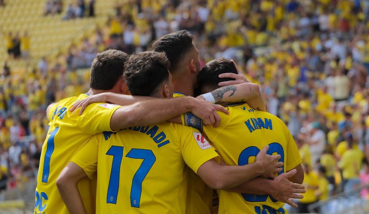 Los jugadores amarillos celebran la victoria