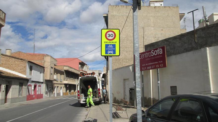 Los operarios municipales llevan a cabo los trabajos de señalización en los distintos tramos de las vías amables.