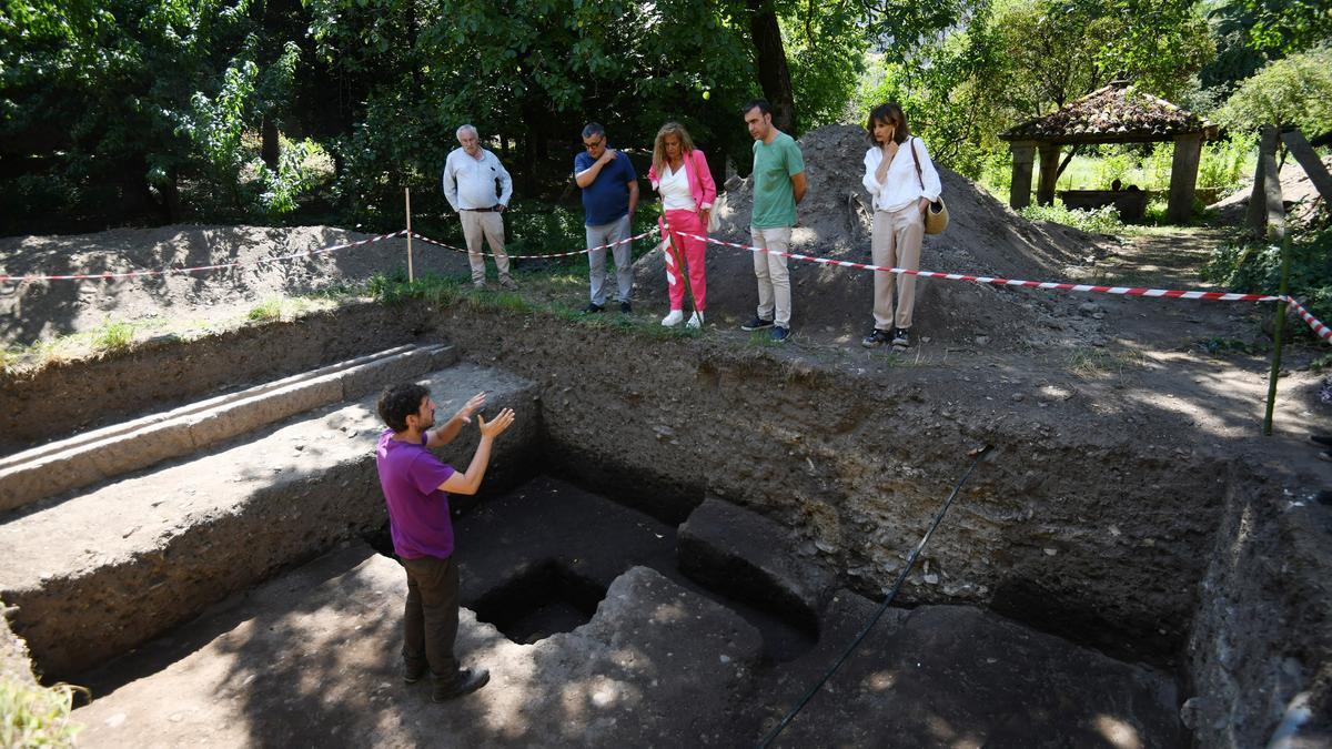 En los jardines aparecen elementos constructivos semejantes a fosas cuya función por el momento se desconoce.