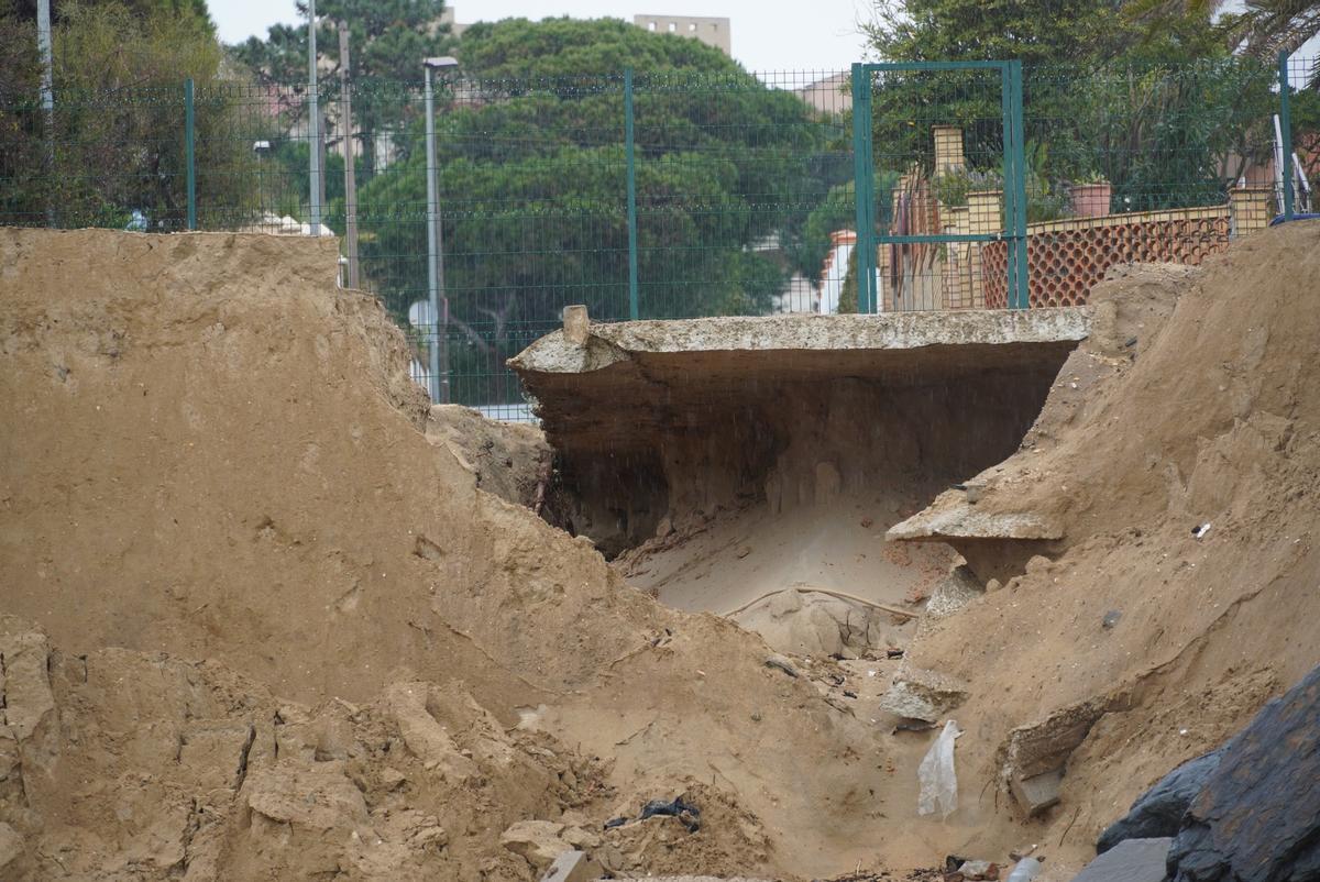 Estado de la zona del colector en El Portil y de la playa.