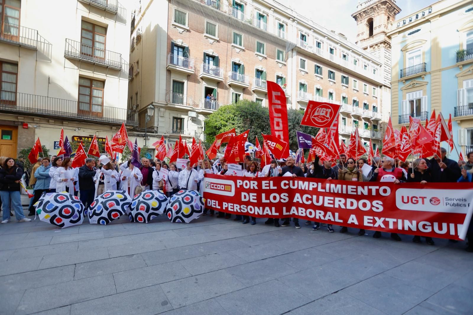 UGT y CCOO se manifiesta por el personal laboral a extinguir de Sanidad