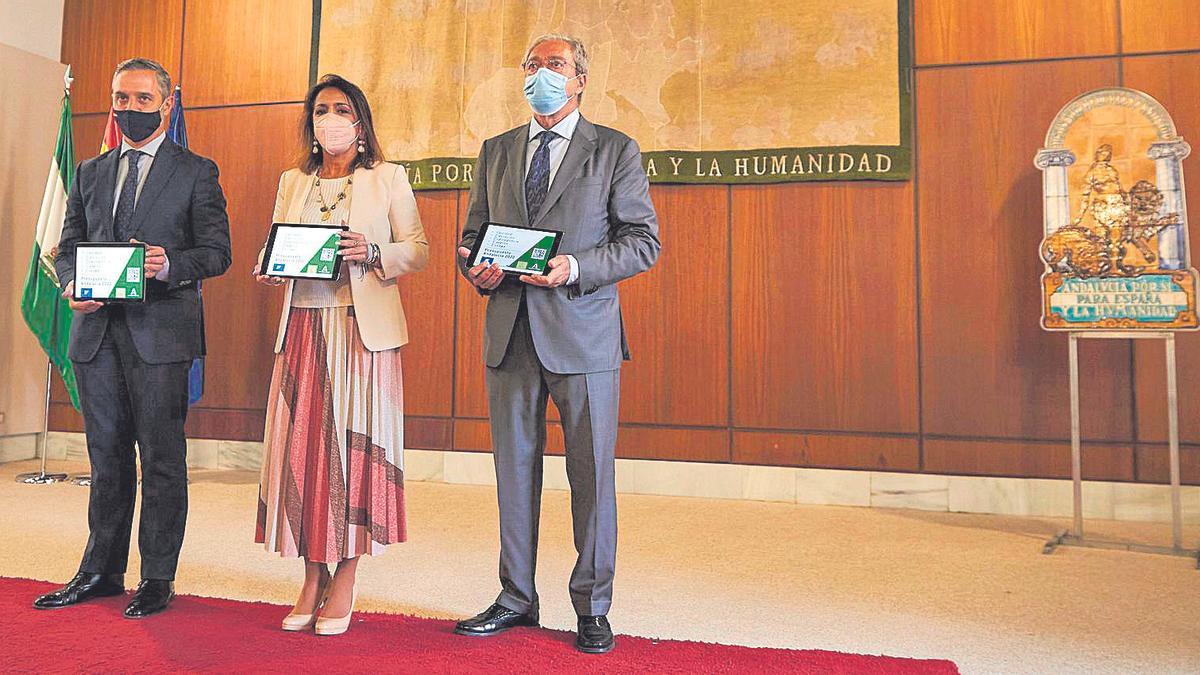 La presidenta del Parlamento de Andalucía, Marta Bosquet, recibe el proyecto de Presupuestos 2020 de manos de los consejeros de Hacienda, Juan Bravo (i.) y de Transformación Económica, Rogelio Velasco.