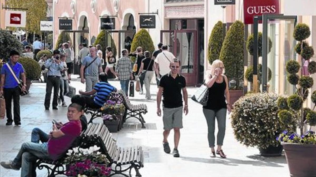 Visitantes del centro comercial La Roca Village, el pasado octubre.